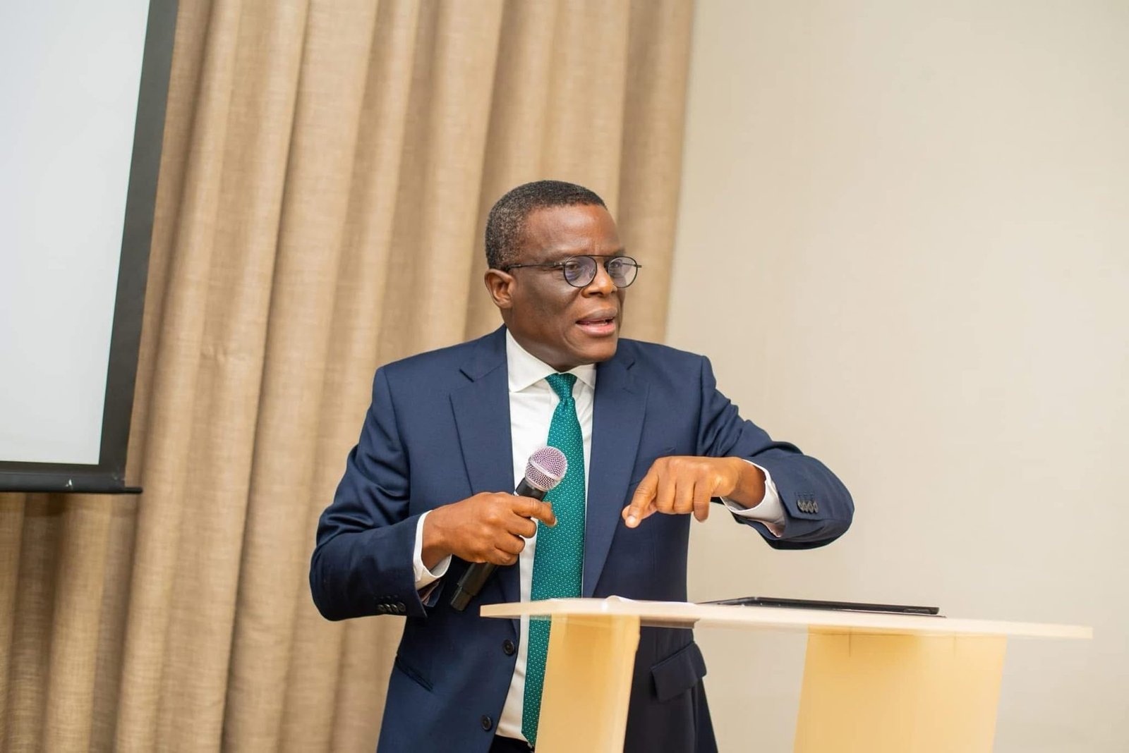 Olu Akanmu speaking at a lectern